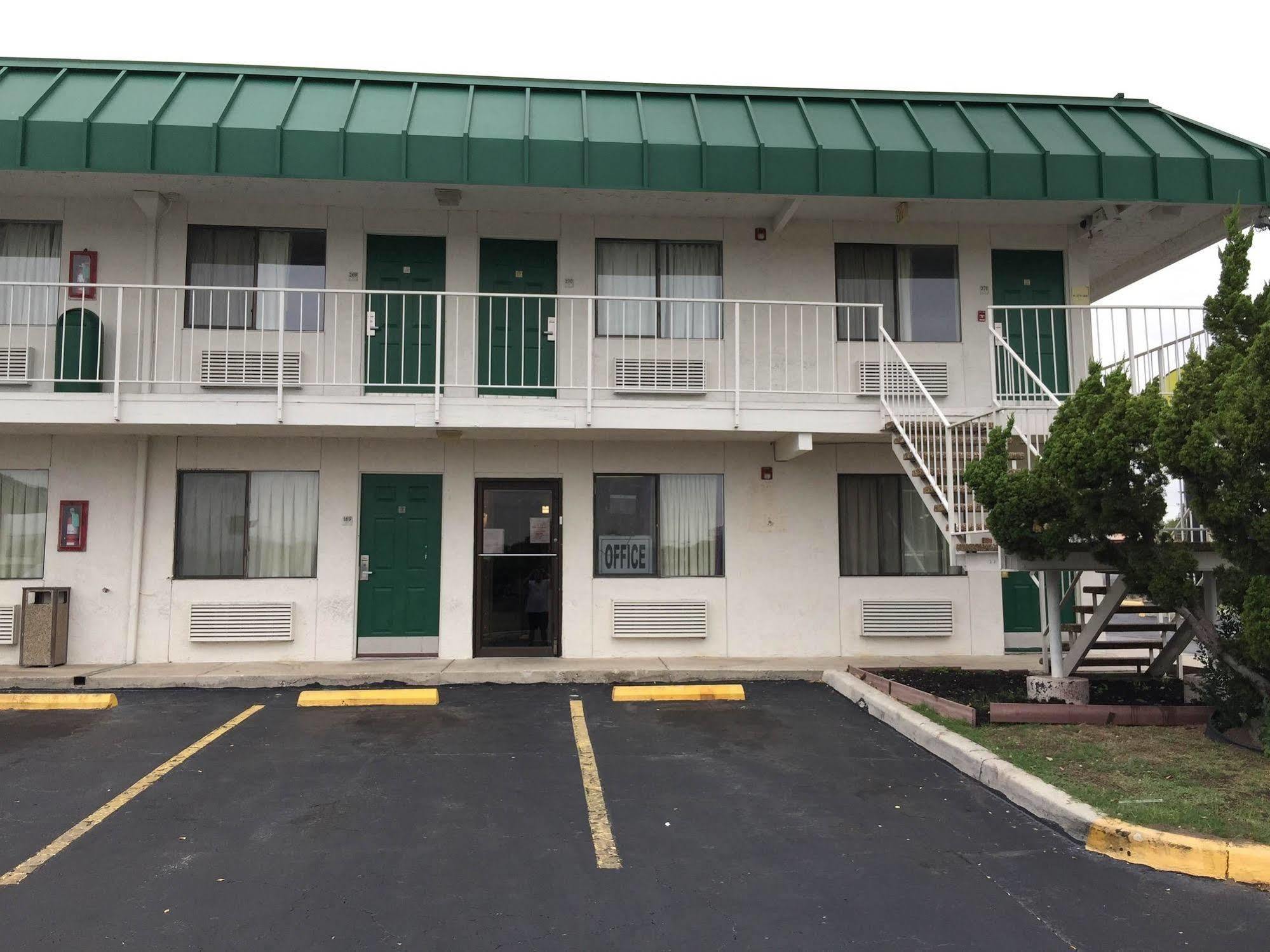 Q Lodging Extended Stay San Antonio Bagian luar foto