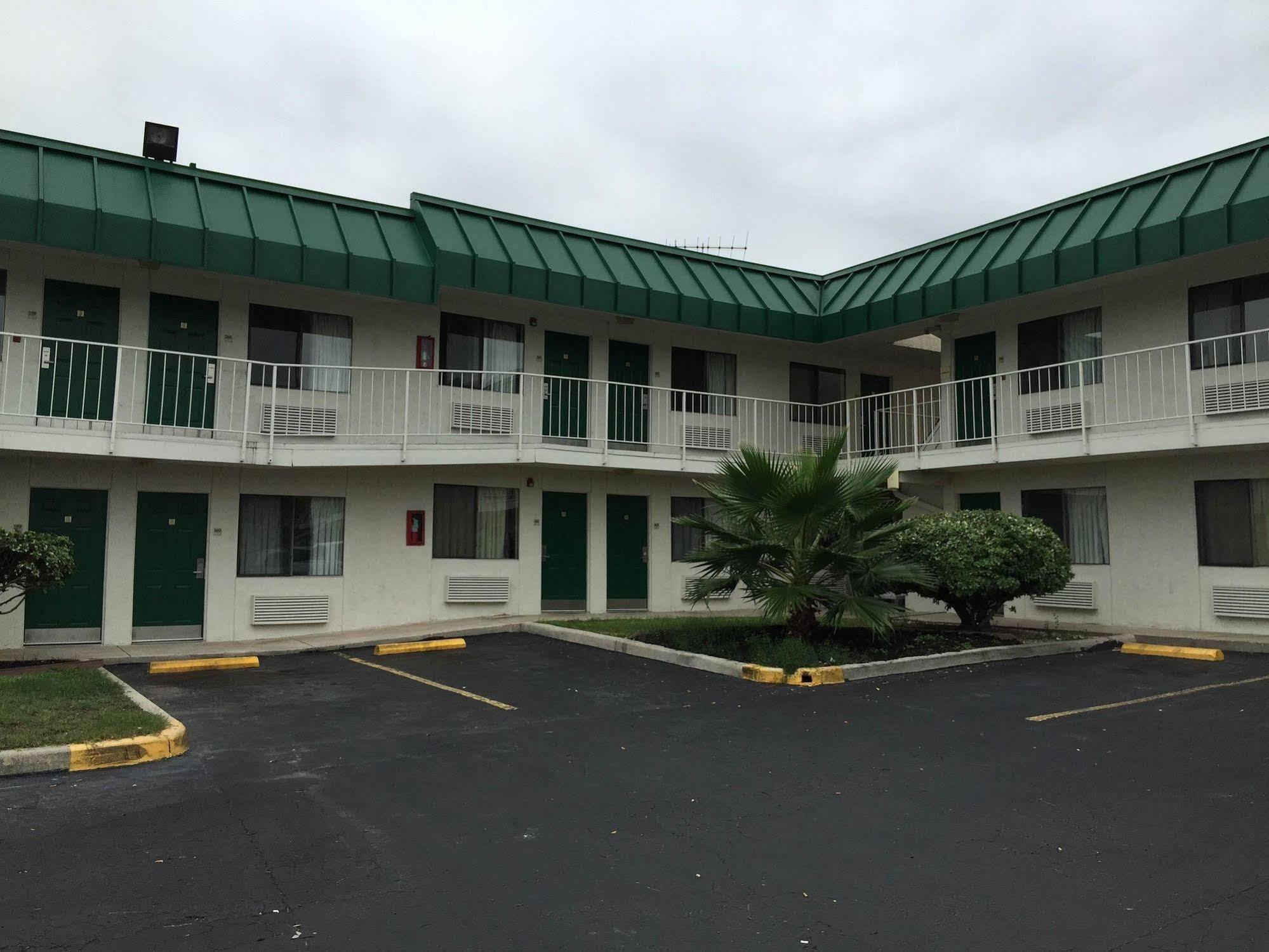 Q Lodging Extended Stay San Antonio Bagian luar foto